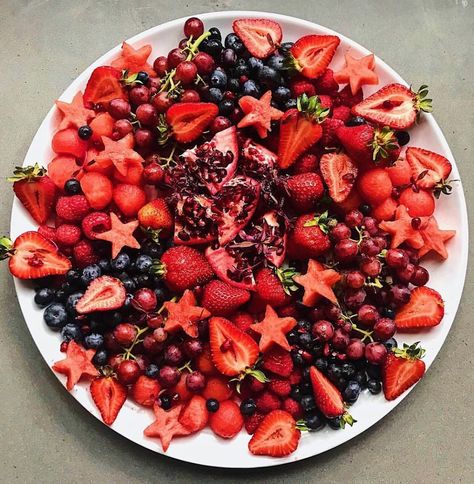 Colour Food Platter, All Red Charcuterie Board, Red Platter Ideas, Red Food Platter, Red Food Board Ideas, Coloured Food Board Night, Red Fruit Platter, Red Board Night Food, Red Food Board