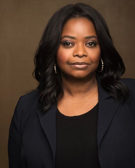 6,054 Likes, 43 Comments - Luke Fontana (@lukefontana) on Instagram: “Octavia Spencer in LA.” Acotar Cast, Professional Poses, Caricature Reference, Side Swept Hair, Headshot Examples, Lewis Pullman, Canadian Actors, Winter Celebrities, Female Comedians