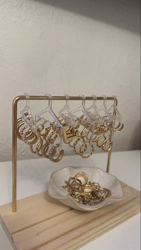 #jewelry #earrings #inspo #aesthetic Jelwery Organizers Aesthetic, Julery Organization, Jewelry Organizer Earrings, Jewelry Storage Aesthetic, Jewellery Storage Aesthetic, Preppy Gold Jewelry, Jewelry Holder Aesthetic, Aesthetic Jewelry Holder, Jewelry Organizer Aesthetic