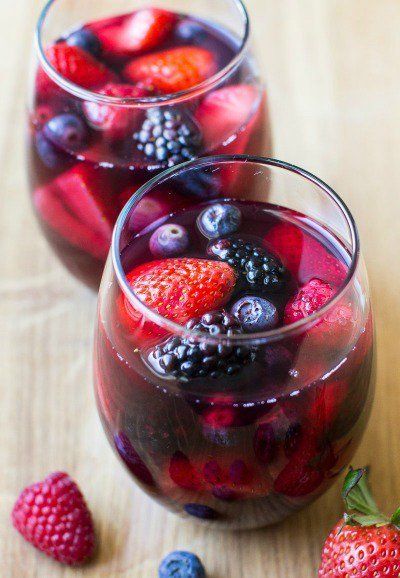 Vanilla Vodka Drinks, Vodka Drinks Easy, Best Sangria Recipe, Homemade Liquors, Red Wine Benefits, Red Sangria Recipes, Easy Sangria Recipes, Berry Sangria, Red Wine Sangria