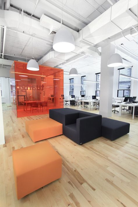 Pop of color // Le lounge Tuango Modern Office Space Design, Open Space Office, Cool Office Space, Office Architecture, Modern Office Space, Office Space Design, Office Lounge, Corporate Interiors, Contemporary Office