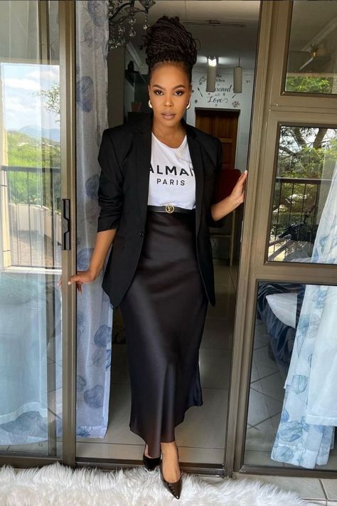 Black Women Fashion Classy Chic, Feminine Attire, Satin Skirt Outfit, Rok Outfit, Fashionable Work Outfit, Modest Outfit, Satin Blazer, Stylish Work Attire, Effortlessly Chic Outfits