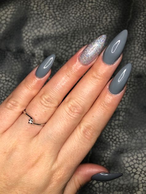 Smokey Gray Nails, Greynails Ideas, Gray And Glitter Nails, Grey Blue Nails Designs, Blue Grey Nails Design, Bluish Gray Nails, Grey And Glitter Nails, Dark Grey Nail Ideas, Winter Nails Grey