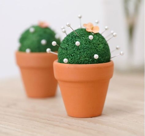 Make A Cactus, Cactus Pin Cushion, Polystyrene Craft, Styrofoam Ball Crafts, Diy Pin Cushion, Styrofoam Crafts, Green Craft, Letter Wall Art, Diy Pins