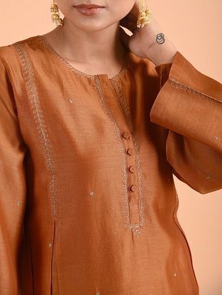 Orange Kurti, Marori Work, Indian Traditional Dresses, Long Kurtas, Denim Ruffle Dress, Silk Kurti Designs, Traditional Women, Choli Blouse, Cotton Kurtis