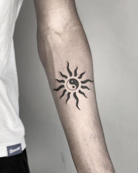 Guy Hand Tattoos Simple, Desain Tattoo Simple, Simple Tattoo Designs Men Arm, Tattoo Ideas For Men Small Hand, Arm Simple Tattoo Men, Easy Hand Tattoos For Guys, Tattoo Designs Men Small Hand, Tattoo Ideas For Men Forearm Simple, Medium Sized Tattoos For Guys