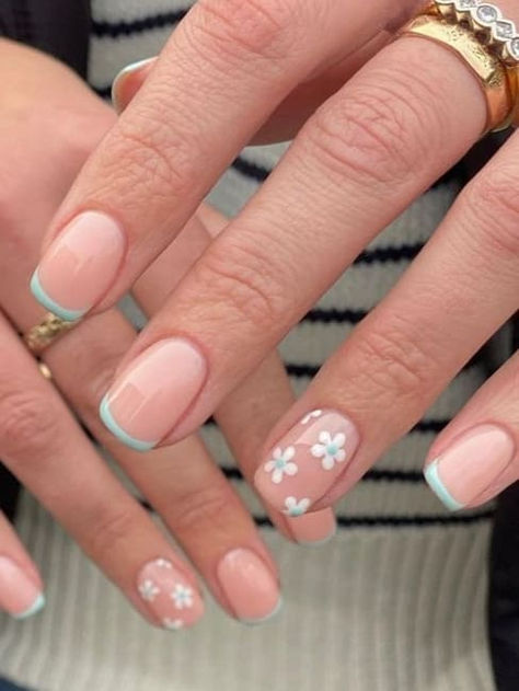 daisy nail design: light blue French tips Nail Art Designs Flowers Simple, Daisy Nail Art French Tip, Natural Nails With Flower Design, Small Flowers On Nails, French Tip Daisy Nails, Daisy Nails Short, Nail Designs Subtle, Daisy French Tip Nails, Summer Nails Daisy