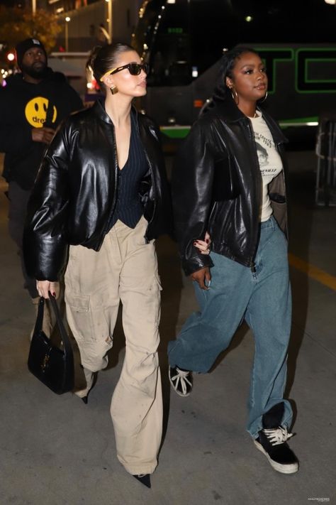 December 13rd: Hailey & Justine arriving at lakers vs boston game in Los Angeles, California Model Off Duty Style 90s, Uni Fits, Hailey Baldwin Style, Justine Skye, Off Duty Outfits, La Outfits, Models Off Duty Style, Famous Outfits, Fits Inspo