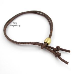 Adjustable Sliding Leather Bracelet Tutorial by Rena Klingenberg - knotting cord ends Diy Bracelets With Names, Leather Bracelet Tutorial, Diy Leather Bracelet, Leather Jewelry Diy, Leather Cord Bracelets, Bracelets Handmade Diy, Cord Jewelry, Jewelry Knots, Beaded Bracelets Diy