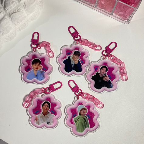 Kpop Acrylic Keychain, Kpop Keychain Aesthetic, Kpop Keychain Ideas, Keychain Design Ideas, Seventeen Keychain, Korean Keychain, Keychain Inspiration, Keyring Kpop, Kpop Keychain