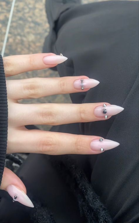 Piercing Nails, Peony Aesthetic, Paznokcie Hello Kitty, Nail Piercing, Street Outfits, Punk Nails, Claw Nails, Grunge Nails, Aesthetic Streetwear