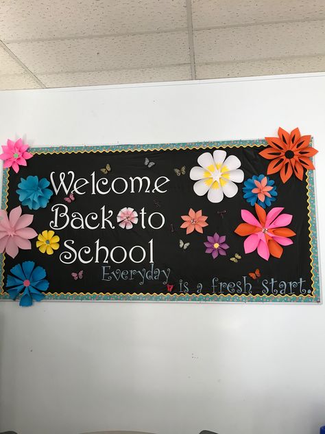 Elementary Art Classroom Decorations Bulletin Boards, Welcome Chart Ideas, Welcome Back To School Board Ideas, Board Design For School, Welcome Back To School Bulletin Boards High School, Classroom Notice Board Ideas, Welcome Back To School Bulletin Boards Preschool, Welcome Back To School Chart, Welcome Sign For School