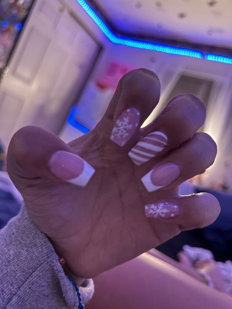 Short Acrylic Nails Christmas Designs, Cute Short Nails For Christmas, Short French Tip Acrylic Nails Christmas, Christmas And Winter Nails, Cute Short Acrylic Nails Winter, Nails Acrylic For Christmas, French Tip Nails With Design Christmas, Winter Nails Inspo Short, Cute Winter Nail Ideas Simple