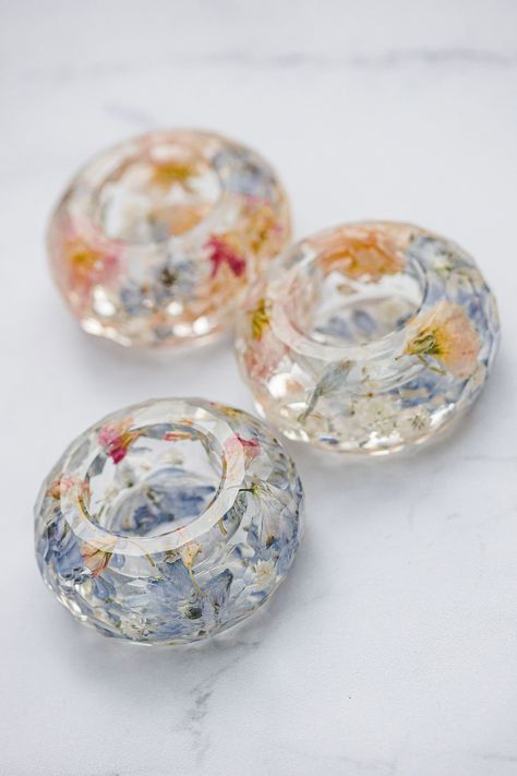 Clear resin candleholder that has dried flowers inside the resin. Resin Art Wedding Flowers, Flower Resin Tray Diy, Floral Resin Ring Holder, Resin Flower Candle Holder, Floral Resin Tray, Making Tumblers, Candle Votives, Resin Inspiration, Resin Candle