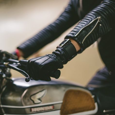 ”Moto Gear || Photo by @roy.son  @biltwell Work Gloves @misturatimepieces Pharoah Watch @bodaskins Rider Jacket  #croig #caferacersofinstagram #caferacer” Dc Batgirl, Idda Van Munster, Gogo Tomago, Rosa Diaz, Melinda May, Makoto Kino, Star Trek 2009, Moto Cafe, Keith Kogane