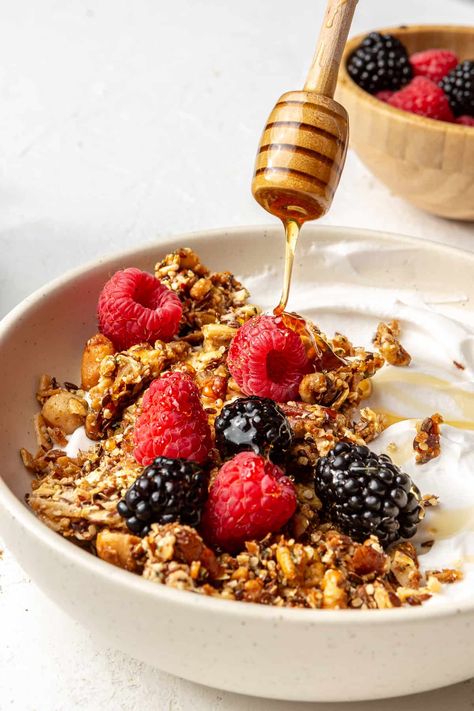 Easy 20-Minute Paleo Granola Granola Photography Styling, Recipes With Granola, Granola Photography, Almond Granola Recipe, Honey Almond Granola, Granola Homemade, Pecan Granola, Paleo Granola, Granola Recipe Homemade