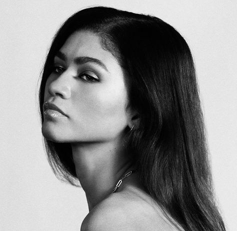 black and white Zendaya Side Profile, Zendaya Black And White, Black And White Side Profile, Wattpad Layout, Zendaya White, Model Aesthetic, Side Profile, Layout Ideas, Black And White Photography