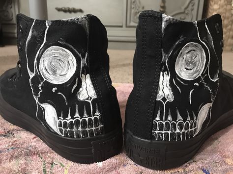 Skull hand painted custom shoes (converse) Converse Costumised, Skull Converse, Converse Hand Painted, Bleach Shoes Ideas, Punk Converse Diy, Converse Painted Shoes Ideas, Converse Shoes Custom, Shoe Diy Ideas, Draw On Shoes