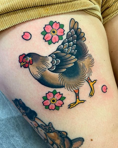 Avalon Todaro🐓 on Instagram: “A fun last minute cancellation filler this morning 😍🐓 done at @thegrandillusiontattoo #chickentattoo #melbournetattoo #chicken…” American Traditional, Hen Tattoo, Chicken Tattoo, Rooster Tattoo, American Tattoos, American Traditional Tattoo, Skin Art, Pretty Tattoos, Tattoo You