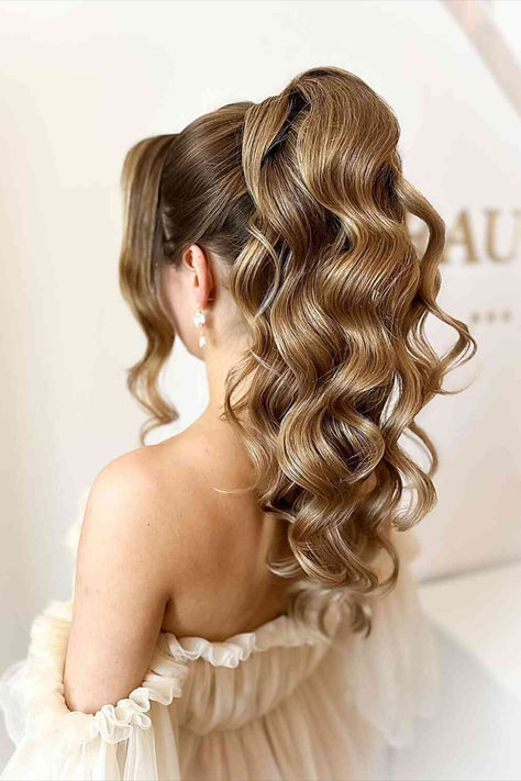 Chic hairstyle with a high ponytail featuring voluminous waves High Pony Hairstyles For Prom, Curls In A Ponytail, High Ponytail Hairstyles With Curls, Ponytail Curls Hairstyles, High Fancy Ponytail, Deb Hairstyles Ponytail, Pretty High Ponytail Hairstyles, Hoco High Ponytail Hairstyles, Textured High Ponytail