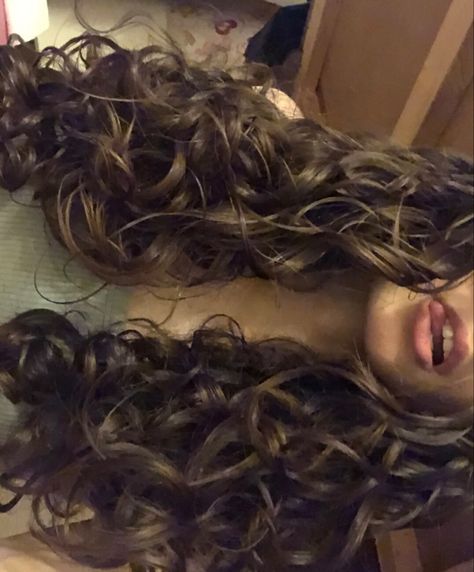 Curly Hair Aesthetic Girl, 2 A Hair, 2b Curly Hair, Pretty Curly Hair, 2c Hair, Loose Curly Hair, Curly Hair Care Routine, Curly Hair Photos, Wavy Curly Hair