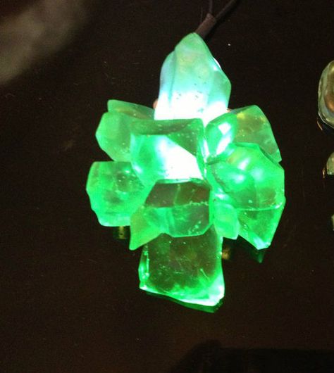 Craft your own Kryptonite necklace. ALL the yes. (LED Light Up Glowing Crystals, Nerd Crafts, Geeky Goodness, Superman 4 eva.) Glowing Crystal, Geek Diy, Geeky Craft, Nerd Crafts, Diy Led, Glowing Necklace, Diy Light, Geek Crafts, Superman Logo