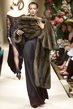 Saint Laurent Fall 2001 Couture Collection - Vogue Couture Fur Coat, Fur Stole Outfit, Mafia Wife, Dramatic Romantic, Chic Closet, Wife Aesthetic, Outfit Elegantes, 90s Runway Fashion, Runway Fashion Couture