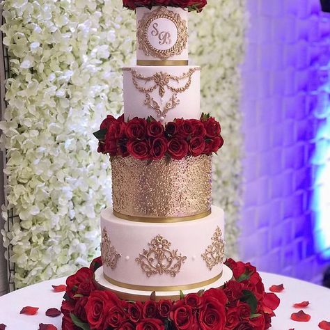 Red Quinceanera Ideas Decor, Cake For Quinceanera, White And Gold Wedding Themes, Quince Decorations Ideas, Quince Centerpieces, Red Quinceanera Ideas, Quinceanera Red, Hanging Cake, Quince Cakes