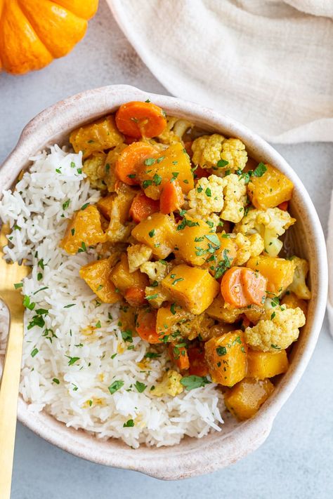 Pumpkin Curry Pumpkin Cauliflower, Curry Food, Curry Seasoning, Pumpkin Curry, Pie Pumpkin, Cauliflower Curry, Vegan Curry, Chickpea Curry, Vegan Comfort Food