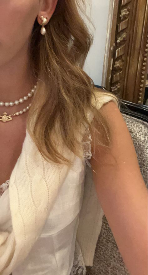 Old Money Pearls Outfit, Old Money Accessories, Silk Dress Aesthetic, Pearl Necklace Outfit, Pearl Outfit, Money Necklace, Pearl Aesthetic, 2024 Aesthetic, Outfits Hijab