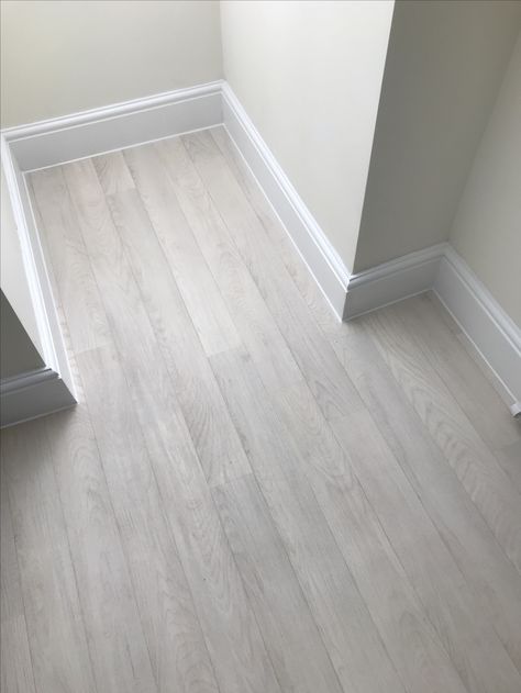 Light Grey Lvp Flooring, Bedroom Laminate Floor Ideas, Floors For Bedrooms, Room Flooring Ideas Bedrooms, Laminate Wood Flooring Colors, Light Grey Flooring, Grey Wood Floors, Wood Tile Floors, Hal Decor