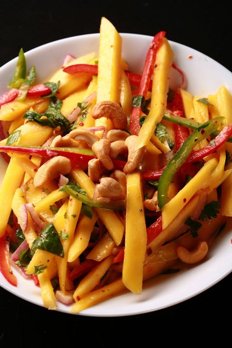 Thai Mango Salad, Tuna Dishes, Green Mango Salad, Mango Salad, Mango Recipes, Healthy Salads, Stuffed Green Peppers, Soup And Salad, Asian Recipes