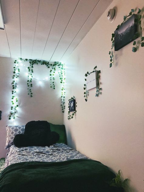 Dorm Room Ideas Dark Green, Emerald Dorm Room, Black And Green Dorm Room, Olive Green Dorm Room Ideas, Black And Green Bedroom Aesthetic, Emerald Green Dorm Room, Dark Green Dorm Room, Dark Green Dorm Room Ideas, Txst Dorm