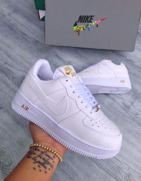 Tenis Air Force, Nike Shoes Women Fashion, Trendy Shoes Sneakers, White Nike Shoes, Nike Fashion Shoes, Preppy Shoes, Jordan Shoes Girls, All Nike Shoes, Cute Nike Shoes