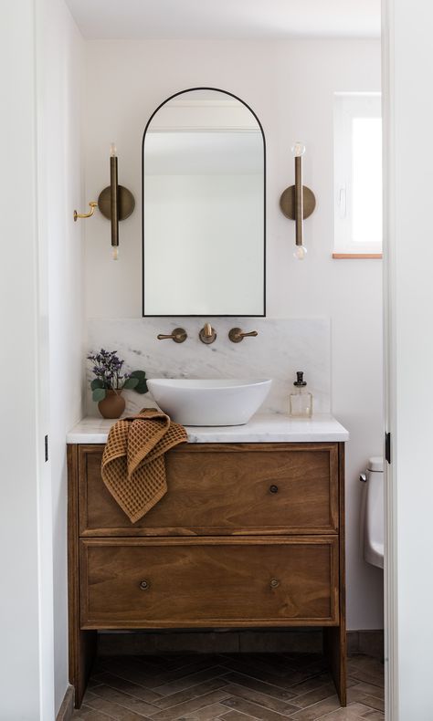 Bathroom Mirror Vintage, Shannon Tate, Cape Cottage, Vintage Decorating Ideas, Barn Bathroom, Suite Ideas, Organization Bathroom, Vintage Decorating, Cottage Bathroom