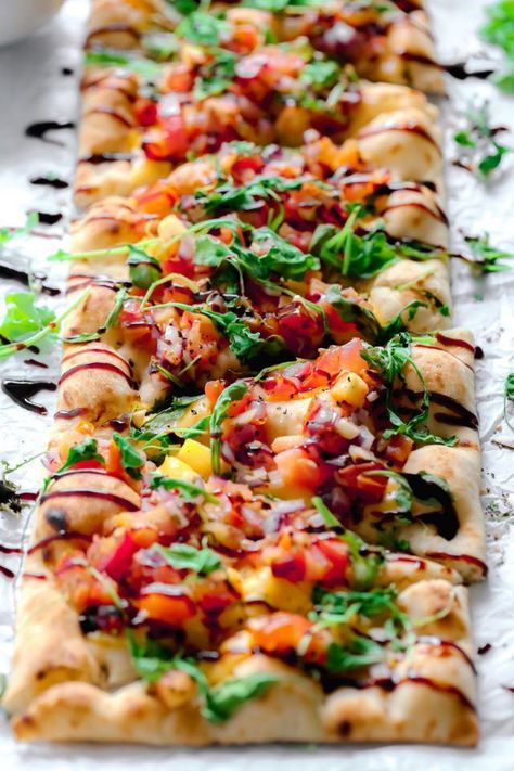 Vegan Bruschetta and Arugula Flatbread Pizza with a Balsamic glaze - Delicious easy recipe with immense flavor. Enjoy this homemade flatbread pizza using fresh bruschetta, arugula, vegan cheese, and a sweet balsamic glaze. NeuroticMommy.com #veganpizza Arugula Flatbread Pizza, Vegan Bruschetta, Arugula Flatbread, Homemade Flatbread Pizza, Fresh Bruschetta, Flatbread Pizzas, Vegan Flatbread, Pizza Vegana, Homemade Flatbread