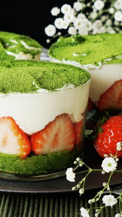 Oats With Milk, Matcha Overnight Oats, Matcha Oats, Strawberry Overnight Oats, Macerated Strawberries, Strawberry Trifle, Strawberry Matcha, Matcha Cake, Matcha Recipe