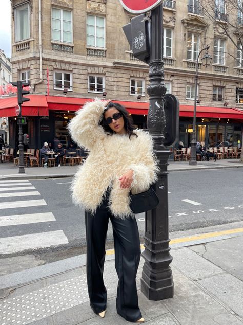 How to style fur coat Shaggy Fur Coat Outfit, Fur Winter Outfits, Faux Fur Coat Street Style, Winter Outfits Coat, Faux Fur Coat Outfit, Fur Coat Style, Fur Coat Street Style, Faux Fur Coats Outfit, Faux Fur Outfit