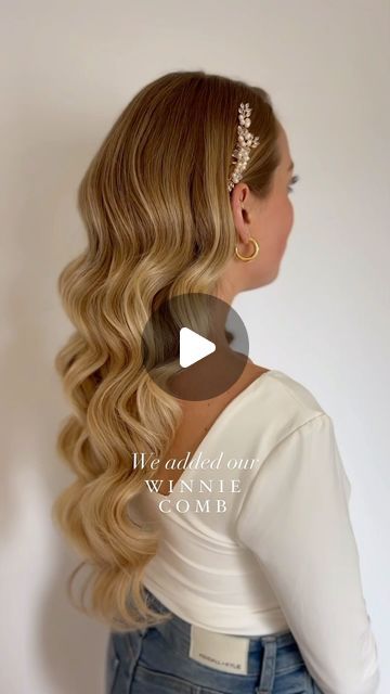 Jay Kay Braids & Bridal on Instagram: "Bridal glam waves ft. Our Winnie Comb ✨ . The Winnie Comb is by fav my favorite hair accessory to pair with glam waves. It’s lightweight, minimalist, lays flat against your head, and adds just the right amount of sparkle ✨🤍💍 . The Winnie Comb is tagged and available for purchase! Or comment “Winnie” and I’ll dm you a direct link! 🫶🏽" Kelsie Ballerini Hair, Old Hollywood Waves Middle Part, Hollywood Waves Headband, Wedding Hair Down Side Part, Haircomb Hairstyle, Wedding Waves Hair, Bridal Glam Waves, Glam Waves Hair, Hair Comb Hairstyles