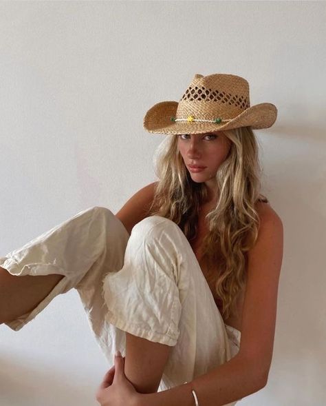 not my photo Cowgirl Outfits, Cowboy Aesthetic, Hat Aesthetic, Chapeau Cowboy, Straw Cowboy Hat, Cowgirl Aesthetic, Nashville Outfits, Cowboy Outfits, Coastal Cowgirl