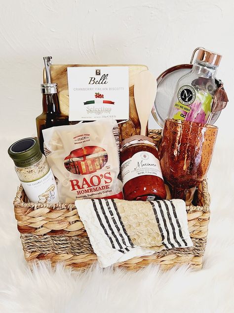 This premium gift basket has everything needed for a night in. This is a great house Warming gift, birthday, or for any occasion  Gift basket includes: Large brown basket, pasta, marinara, olive oil, metal strainer, garlic blend seasoning, biscotti, wooden spoon, berry infusion mixer, glass for drink, kitchen towel, dish towel. Pizza Raffle Basket Ideas, Breakfast In Bed Basket Gift Ideas, Pasta Making Gift Basket, Healthy Snack Gift Basket, Bread Making Gift Basket, Bingo Prize Basket Ideas, Pasta Basket Ideas, Couples Gift Basket Ideas Christmas, High End Gift Baskets