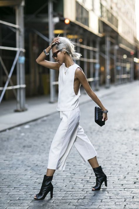 Summer Boots Ankle, White Pants Outfit, How To Wear Ankle Boots, Gorgeous Style, Tank Top Outfits, Womens Fashion Inspiration, Street Style Trends, Street Style Summer, Blue Steel