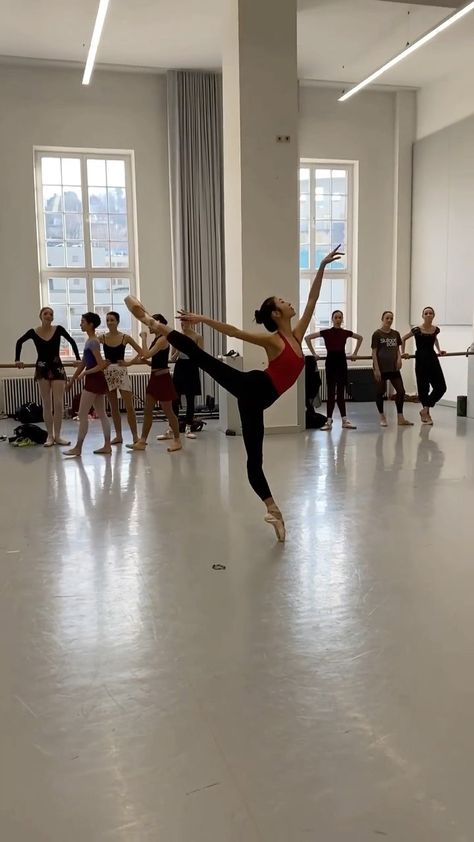 worldwideballet on Instagram: Company class snippets are the best thing ✨ @thestuttgartballet #worldwideballet 🌸✨💗 Classes Aesthetic, Ballet Class Outfit, Classes Poster, Adult Ballet Class, Aesthetic Ballet, Ballerina Workout, Dance Workout Routine, Ballet Classes, Dancer Lifestyle