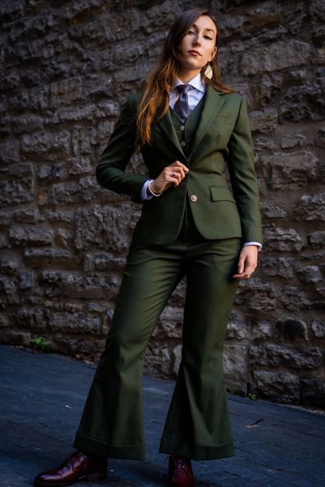 Professional Office Wear, Olive Green Suit, Office Wear Dresses, Green Wedding Suit, Stylish Office Wear, Party Dress Codes, Women In Tie, Menswear Women, Business Dress Women