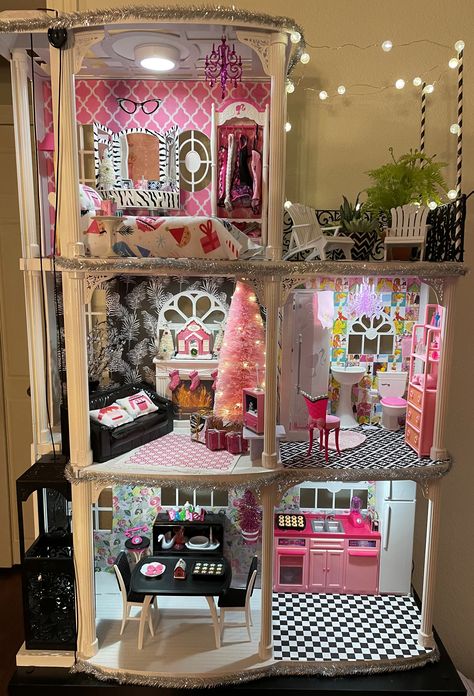 Barbie doll dream house at Christmas - diorama Custom Barbie Doll House, Barbie Dream House Toy, Custom Doll House, Adult Doll House, Barbie Dream House Storage, Diy Barbie Dream House, Barbie Doll House Makeover, Barbie Dream House Makeover, Barbie Display Ideas