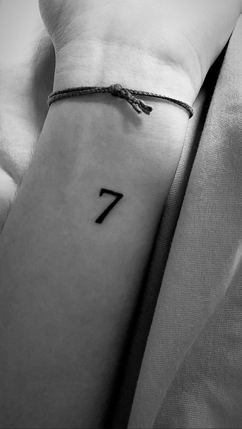 Seven Aesthetic Number, No 7 Tattoo, Cr7 Tattoo Ideas, Number 7 Tattoo Design, 7 Number Design, 7 Tattoo Ideas, Cr7 Tattoo, Man Utd Tattoo, Tattoo Numero