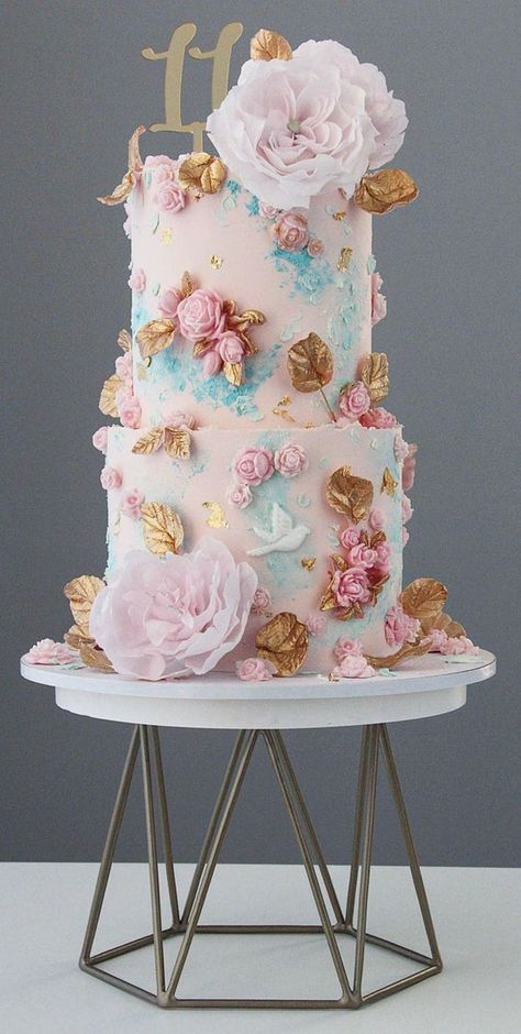 Pink And Blue Buttercream Cake, 70th Birthday Cake Ideas For Women, 18th Birthday Cake Ideas Unique, Two Tone Cake, Lilac Buttercream, 70th Birthday Cake For Women, Pretty Cake Ideas, Light Pink Cake, Floral Cake Birthday