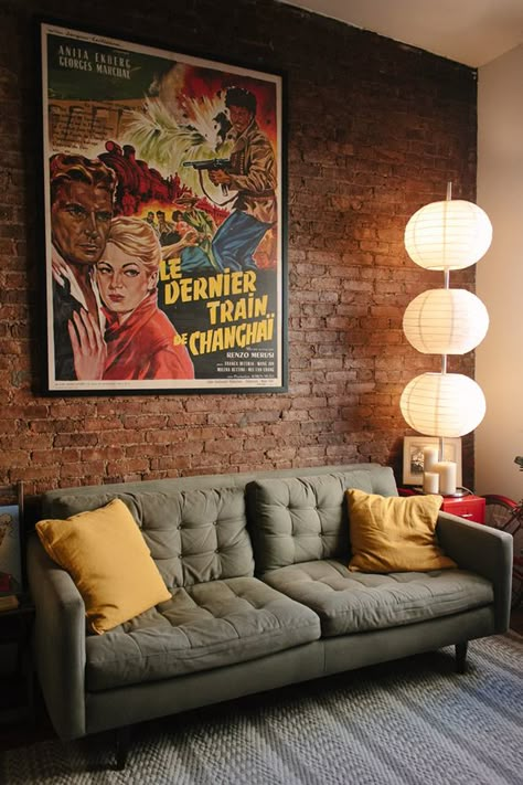 Decoração vintage moderna - sala com pôster vintage Dark Couch, Bar Deco, Casa Vintage, Loft House, A Living Room, Exposed Brick, Brick Wall, Home Decor Accessories, House Tours