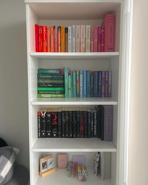 Bookshelf Goals, Full Bookshelf, Bookshelf Inspiration, My Bookshelf, Romance Books Worth Reading, Book Obsession, Book Cases, Book Room, Year 5