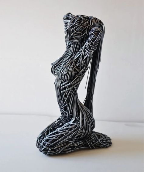 Metal Wire Sculpture, Tangled Wires, Wire Sculptures, Wire Art Sculpture, Human Sculpture, Sculpture Metal, Steel Sculpture, Metal Art Welded, Metal Art Diy